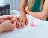 قیمت ترمیم و کاشت ناخن بانوان